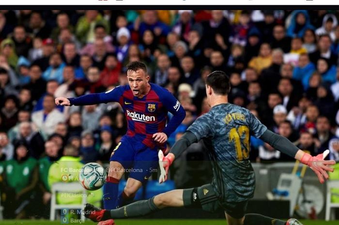 Thibaut Courtois mengagalkan peluang Arthur dalam partai el clasico Real Madrid vs Barcelona di Santiago Bernabeu dalam lanjutan Liga Spanyol, 1 Maret 2020.