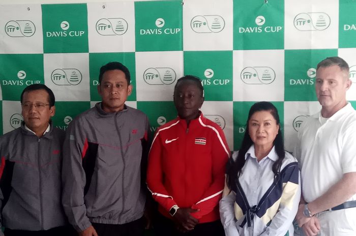 Ofisial tim Piala Davis Indonesia dan Kenya beserta wasit berfoto setelah menyelesaikan jumpa pers di Stadion Tenis GBK, Rabu (4/3/2020).