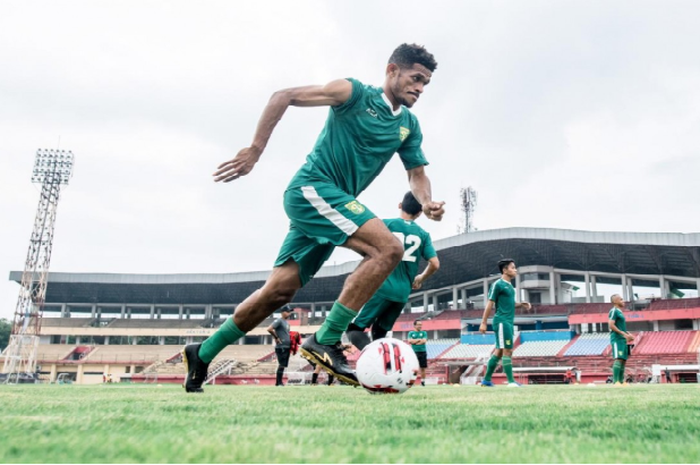 Gelandang Persebaya Surabaya, Ricky Kambuaya saat latihan dan sedang mengiring bola.