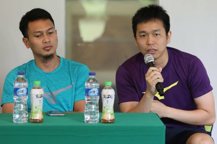 Pasangan ganda putra Indonesia, Mohammad Ahsan/Hendra Setiawan, pada konferensi pers All England Open 2020 di Pelatnas PBSI, Jakarta, Kamis (5/3/2020)