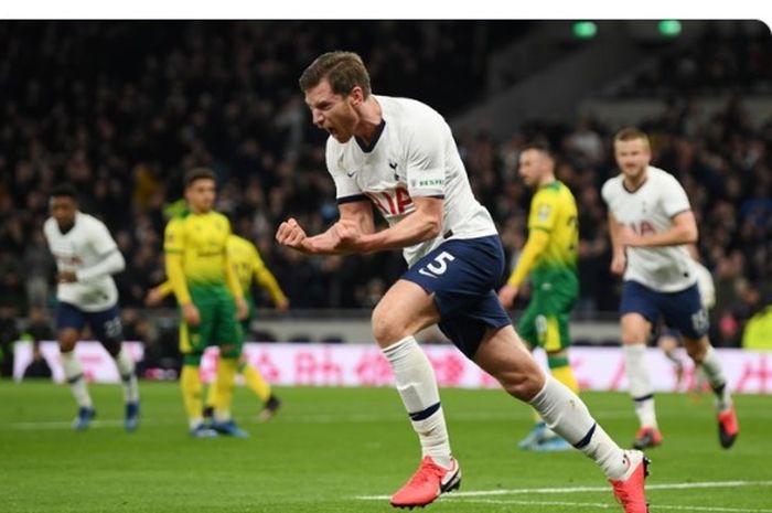 Selebrasi bek Tottenham Hotspur, Jan Vertonghen, setelah sukses mencetak gol ke gawang Norwich City dalam laga putaran kelima Piala FA di Tottenham Hotspur Stadium, Kamis (5/3/2020).