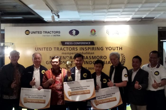 Novendra Priasmoro dan Aditya Bagus Arfan berfoto bersama dengn pengurus dari PB Percasi dan PT. United anractors di Ninty Nine Restaurant, Kuningan, Jakarta, Kamis (5/3/2020)