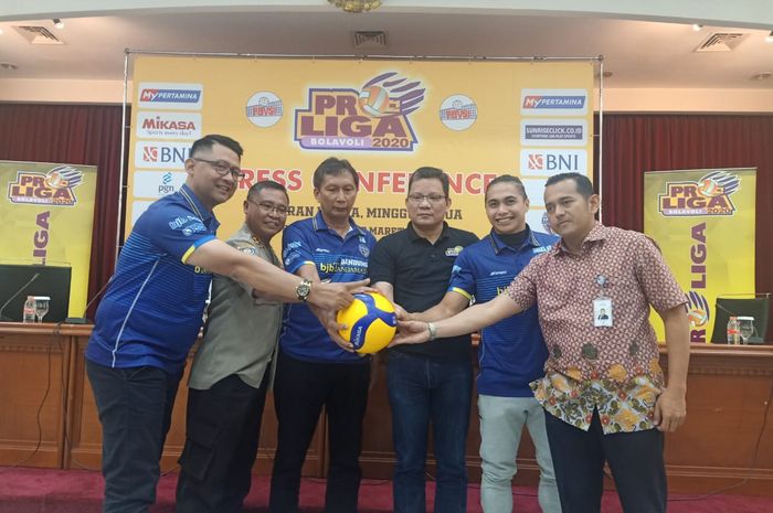 Dr kiri ke kanan: Ayi Subarna (manajer bjb), Mohammad Rois (Sekum Pengprov PBVSI Jabar), Tachyan Iskandar (ketua panitia), Reginald Nelwan (Wakil Direktur Proliga), Aprilia Manganang), Sonny Permana (perwakilan bank bjb).