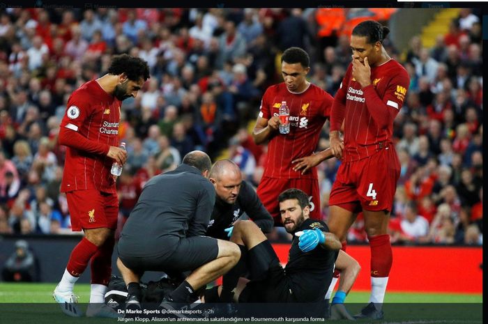 Kiper Liverpool, Alisson Becker, mengalami cedera dalam pertandingan dan dibantu tim medis.