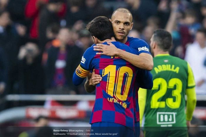 Martin Braithwaite berpelukan dengan superstar Barcelona, Lionel Messi.