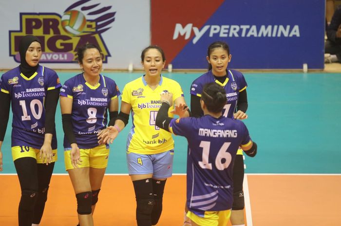 Berllian Marsheilla (jersey kuning) bersama tim bola voli putri Bandung Bank BJB Tanda Mata pada putaran kedua seri kedua Proliga 2020 di GOR Citra Arena, Bandung, Jumat (6/3/2020).