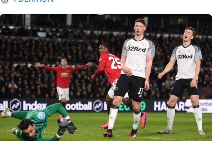 Striker Manchester United, Odion Ighalo (tengah), merayakan gol yang dicetak ke gawang Derby County dalam laga babak 16 besar Piala FA di Stadion Pride Park, Kamis (5/3/2020).