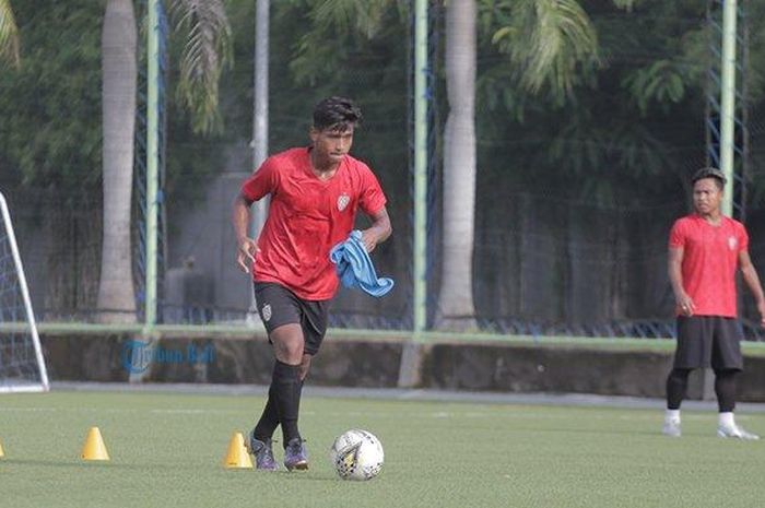 Pemain muda Bali United, Irfan Jauhari mengikuti latihan perdana bersama tim beberapa waktu lalu 