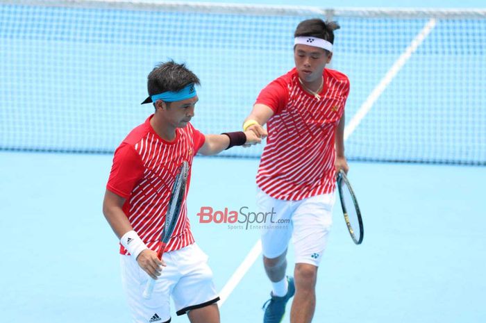 Pasangan ganda tenis Indonesia, Christopher Rungkat/David Agung Susanto, dalam laga Piala Davis, Sabtu (7/3/2020).