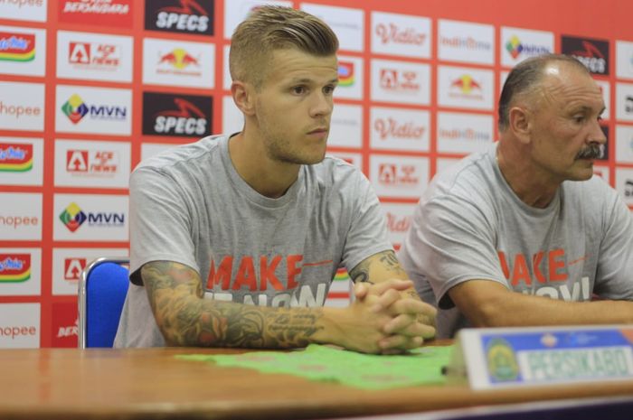 Petteri Penannen bersama Igor Nikolayevich saat jumpa pers sebelum pertandingan melawan PSS Sleman pada, Sabtu (7/32020).