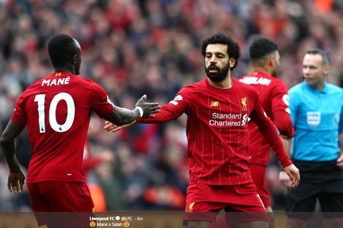 Mohamed Salah dan Sadio Mane berusaha saling berjabat tangan usai terciptanya gol penyeimbang kedudukan kala Liverpool melawan Bournemouth di Stadion Anfield, Sabtu (7/3/2020).