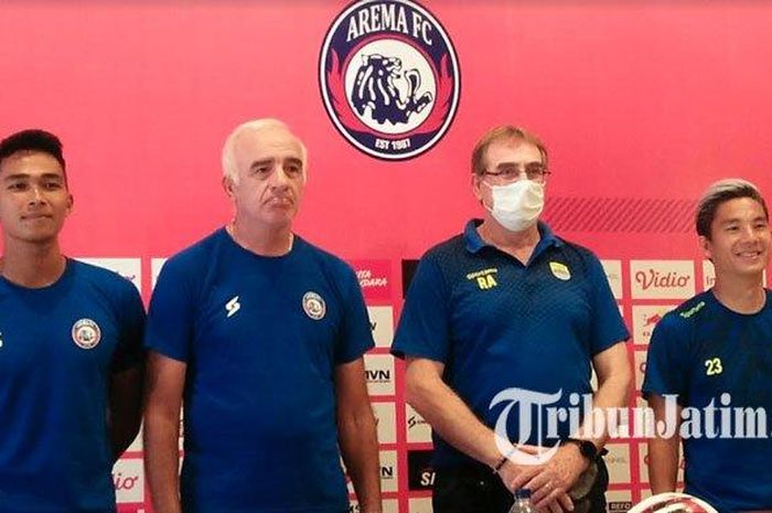 Pelatih Arema FC, Mario Gomez (dua dari kiri), dan pelatih Persib Bandung, Robert Alberts (mengenakan masker), dalam konferensi pers jelang laga pekan kedua Shopee Liga 1 2020, Sabtu (7/3/2020).