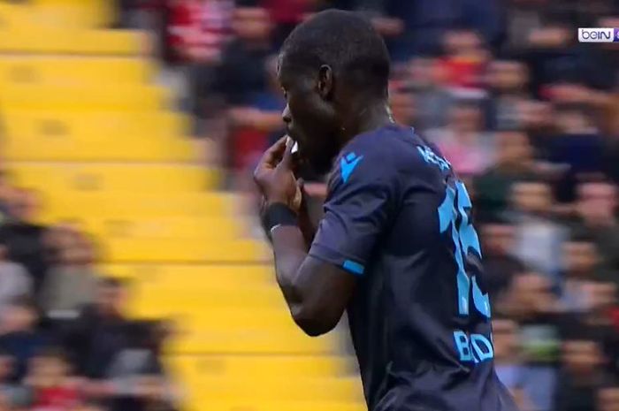 Gelandang Trabzonspor, Badou Ndiaye, melahap kertas instruksi taktik dari tim pelatih kala bertanding melawan Gaziantep dalam lanjutan Liga Turki di Stadion Gaziantep, Ahad (8/3/2020).