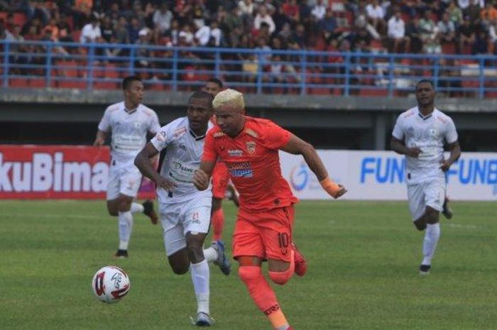 Pemain Borneo FC, Diogo Campos, dibayangi oleh pemain Persipura Jayapura, Yustinus Pae, dalam laga pekan kedua Shopee Liga 1 2020, Sabtu (7/3/2020).