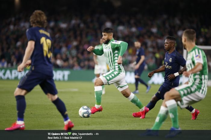 Pemain Real Betis, Nabil Fekir, melakukan dribel bola kala melawan Real Madrid di Stadion Benito Villamarin, Minggu (8/3/2020).