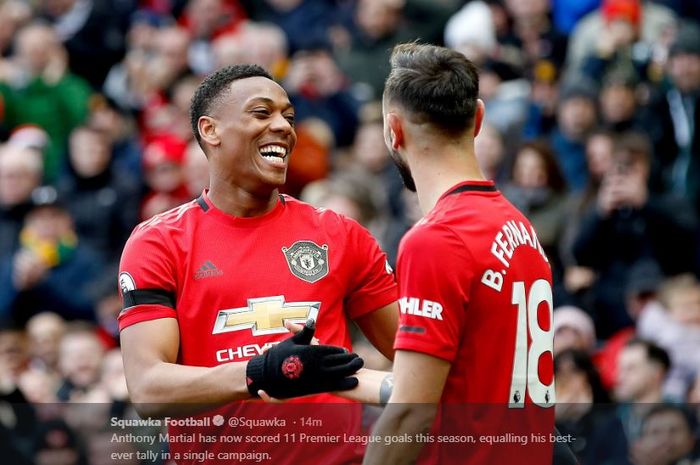 Striker Manchester United, Anthony Martial (Kanan) melakukan selebrasi bersama Bruno Fernandes setelah mencetak gol ke gawang Manchester City pada laga pekan ke-29 Liga Inggris 2019-2020.