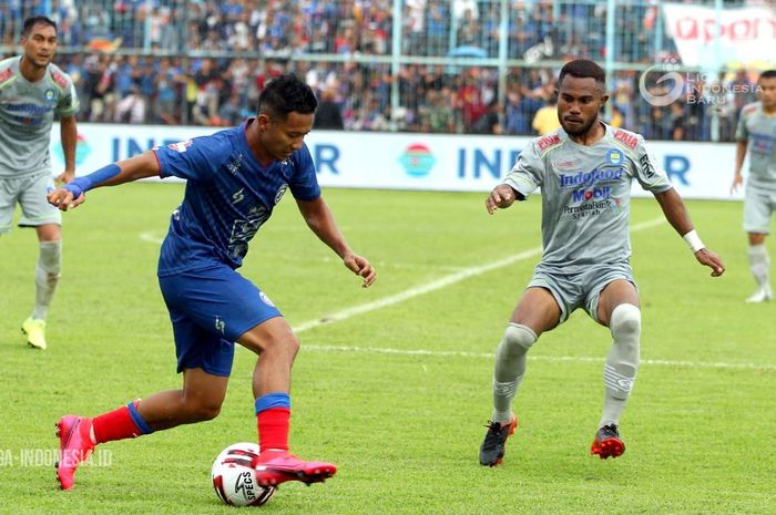 Pemain Arema FC, Dendi Santoso, dibayangi oleh pemain Persib Bandung, Ardi Idrus, dalam laga pekan kedua Shopee Liga 1 2020, Minggu (8/3/2020).