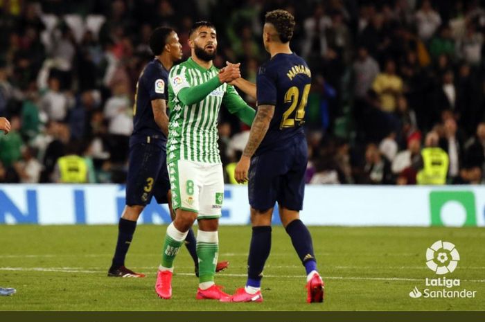 Striker Real Madrid, Mariano (kanan) bersalaman dengan gelandang Real Betis, Nabil Fekir seusai kedua tim bertanding pada pekan ke-27 Liga Spanyol, Senin (9/3/2020) dini hari WIB.