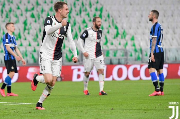 Gelandang Juventus, Aaron Ramsey, merayakan golnya ke gawang Inter Milan dalam lanjutan Liga Italia Serie A di Stadion Allianz, Senin (9/3/2020).