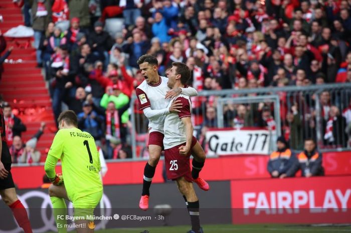 Penyerang Bayern Muenchen, Thomas Mueller (Kanan) dan Philippe Coutinho merayakan gol yang ia cetak ke gawang Augsburg pada pekan ke-25 Bundesliga 2019-2020, Minggu (8/3/2020).