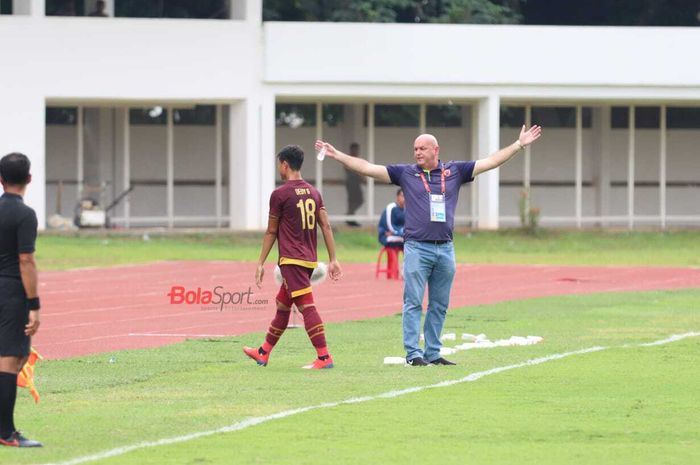 Bek PSM Makassar, Dedy Gusmawan, meninggalkan lapangan setelah menerima kartu merah dalam laga melawan Kaya FC Iloilo di Piala AFC 2020, Selasa (10/3/2020) di Stadion Madya, Senayan, Jakarta.