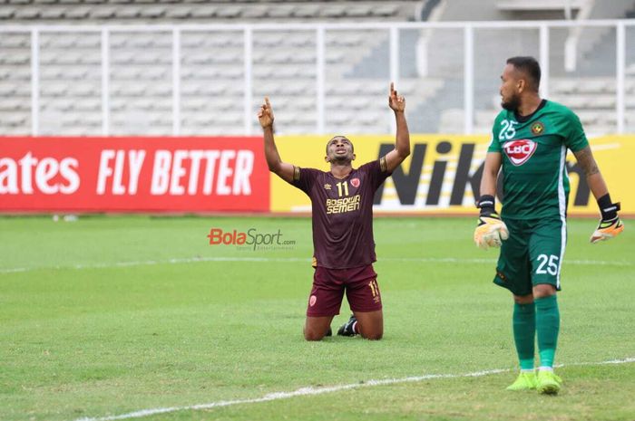 Striker PSM Makassar, Osas Saha, merayakan gol yang dicetaknya dalam laga Piala AFC 2020 melawan Kaya FC-Iloilo, Selasa (10/3/2020) di Stadion Madya, Senayan, Jakarta.