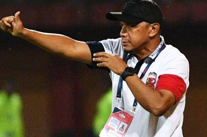 Pelatih Madura United, Rahmad Darmawan, memberikan instruksi kepada timnya saat menjamu Persiraja Banda Aceh, Senin (9/3/2020).