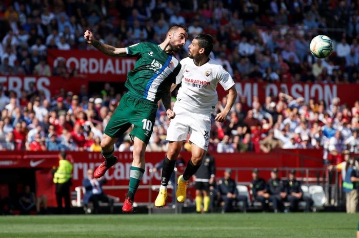 Pemain Sevilla, Nolito (kanan), saat beraksi dalam pertandingan melawan Espanyol.