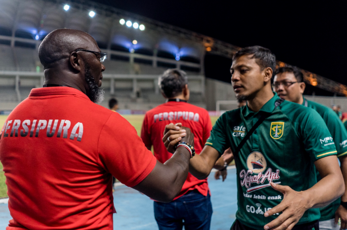 Asisten pelatih Persebaya Bejo Sugiantoro bersalaman dengan pelatih Persipura Jacksen F. Tiago ketika kedua tim bertanding di Stadion Aji Imbut, Tenggarong, pada lanjutan Shopee Liga 1 musim lalu