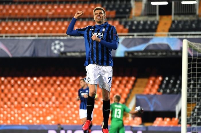 Selebrasi Josip Illicic usai mencetak gol keempat ke gawang Valencia pada leg kedua babak 16 besar Liga Champions di Stadion Mestalla, Selasa (10/3/2020).