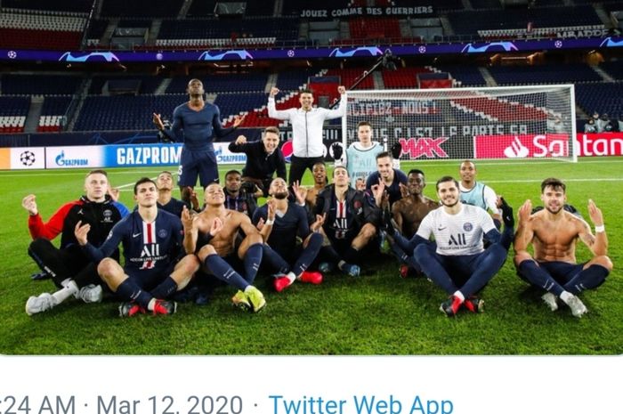 Para pemain Paris Saint-Germain (PSG) berpose meditasi usai laga melawan Borussia Dortmund, Kamis (12/3/2020)