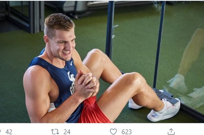 Rob Gronkowski saat menjalani latihan fisik.
