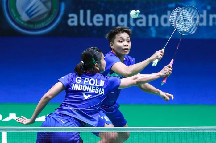 Pasangan ganda putri Indonesia, Greysia Polii/Apriyani Rahayu, saat bertanding melawan Chang Ye-na/Kim Hye-rin (Korea Selatan) pada babak kesatu All England Open 2020 di Arena Birmingham, Inggris, Rabu (11/3/2020).