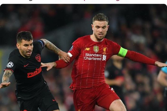 Kapten tim Liverpool, Jordan Henderson (kanan) saat berduel dengan pemain Atletico Madrid, Angel Correa pada laga leg kedua babak 16 besar Liga Champions 2019-2020.