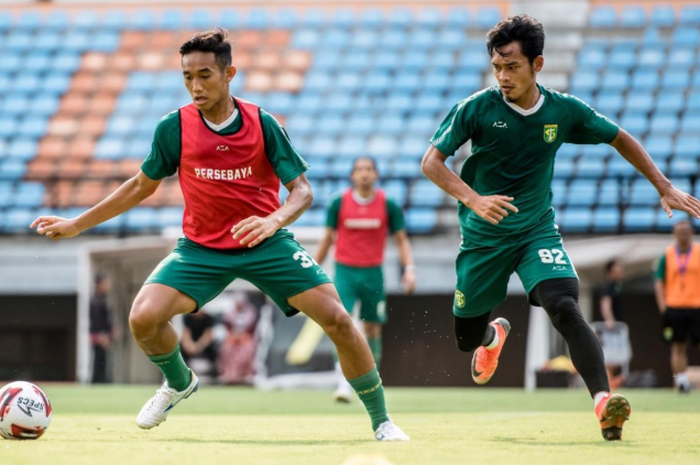 Rizky Ridho berduel dengan Bayu Nugroho dalam sesi Official Training Persebaya di Stadion Gelora Bung Tomo sore ini. Bek 18 tahun itu siap menjalani debut pertamanya menghadapi Persipura dalam Shopee Liga 1