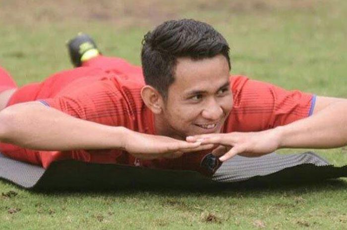 Pemain Arema FC, Dave Mustaine, dalam latihan bersama timnya.