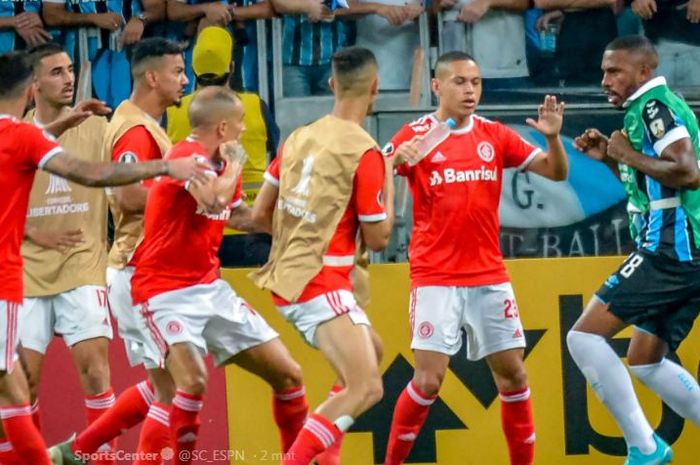 Bentrokan antarpemain terjadi dalam laga Copa Libertadores antara wakil Brasil, Gremio versus Internacional, di Arena do Gremio, Jumat (13/3/2020). Delapan kartu merah dikeluarkan pada laga tersebut di mana salah satunya diterima pemain Gremio, Paulo Miranda (kanan), pada foto tersebut.