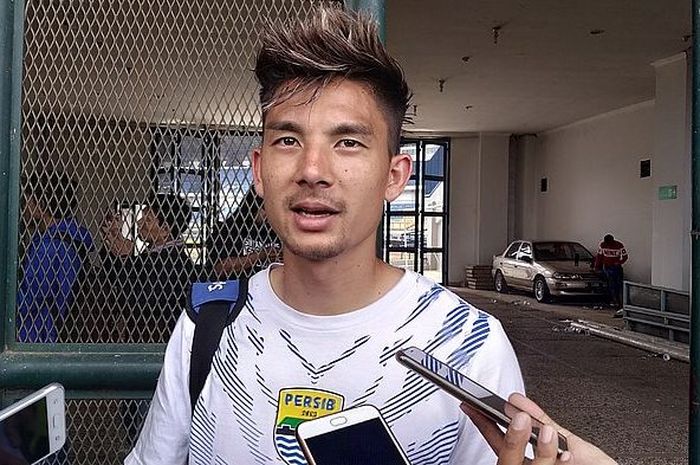 Gelandang Persib Bandung, Kim Jeffrey Kurniawan, menyebut Bobotoh sebagai suporter terbaik di Indonesia. 