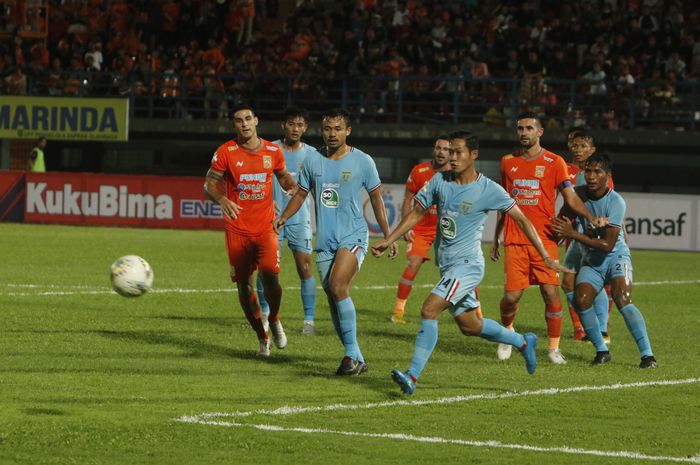 Borneo FC vs Persela Lamongan- Pemain  Persela menghadapi tim  Borneo FC  pada pertandingan Liga 1 di Stadion Segiri Samarinda Kalimantan Timur, Rabu (27/11/2019). Persela secara mengejutkan mengalahkan Borneo FC 1-2 .