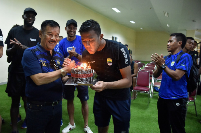 Teja Paku Alam saat merayakan ulang tahun ke-26 tahun bersama Persib Bandung, Sabtu (14/3/2020). 