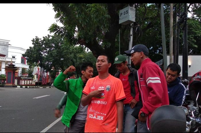 Suporter Persija Jakarta, The Jak Mania, tetap datang ke Stadion PTIK, Melawai, Jakarta Selatan, Sabtu (14/3/2020)