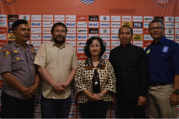 Perwakilan Dinas Kesehatan Kabupaten Bandung berpose bersama panpel Persib Bandung.