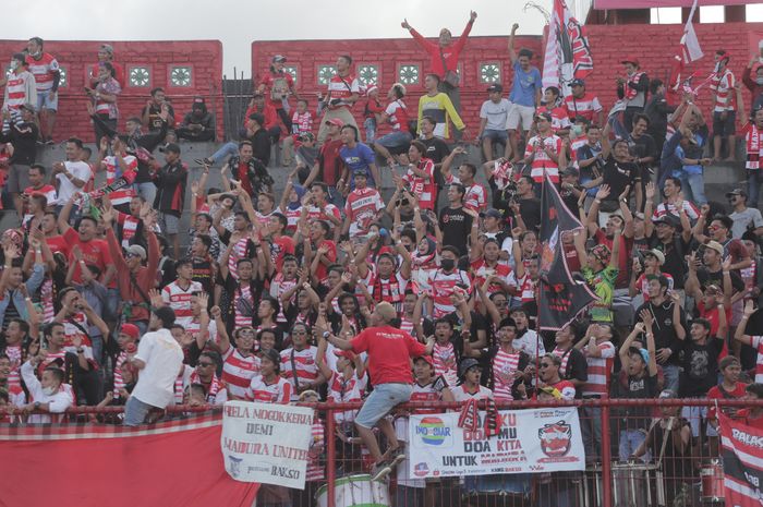 Aksi Suporter Madura United, Kacong Mania, saat pertandingan Bali United vs Madura United dalam pertandingan Liga 1 pekan ke 3 di Stadion Dipta, Gianyar, Bali, Minggu (15/3/2020). Bali United menang 3-1.