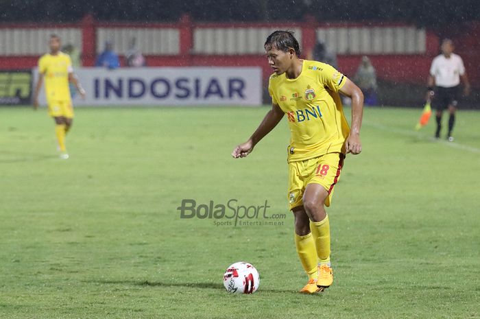 Gelandang Bhayangkara FC, Adam Alis,  ketika laga Bhayangkara FC malawan Persija Jakarta di Stadion PTIK, Melawai, Jakarta Selatan (14/3/2020)