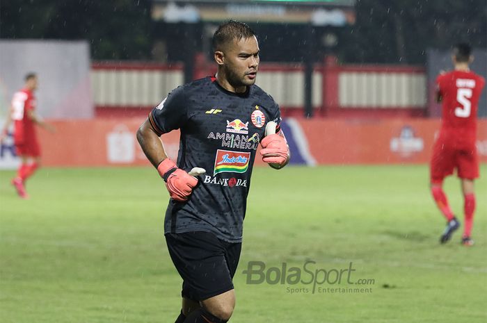 Kiper Persija Jakarta, Adritany Ardhiyasa, ketika laga menghadapi Bhayangkara FC di Stadion PTIK, Melawai, Jakarta Selatan (14/3/2020)