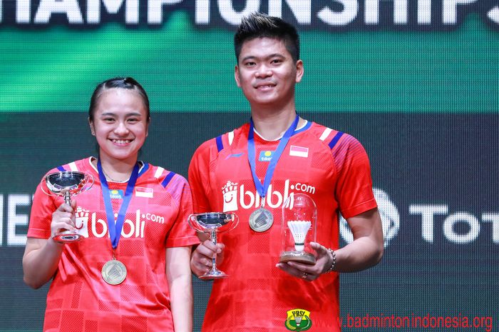 Pasangan ganda campuran Indonesia, Praveen Jordan (kanan)/Melati Daeva Oktavianti, berpose di atas podium kampiun All England Open 2020, di Arena Birmingham, Inggris, Minggu (15/3/2020).