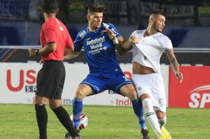 Pemain Persib Bandung, Nick Kuipers, berduel dengan pemain PSS Sleman, Yevhen Bokhashvili, dalam laga pekan ketiga Shopee Liga 1 2020 di Stadion Si Jalak Harupat, Bandung, Minggu (15/3/2020).