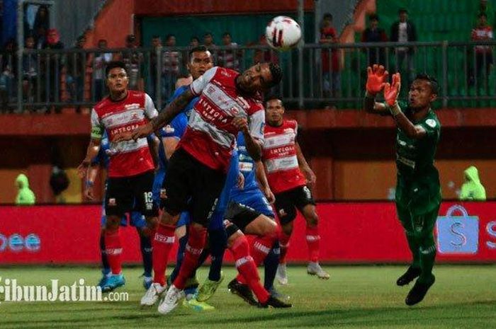 Kiper Persiraja Banda Aceh, Fakhrurrazi Quba, saat mengamankan gawang di laga melawan Madura United, (9/3/2020).