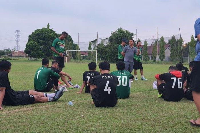 Para pemain PSMS Medan mendengarkan arahan pelatih Philep Hansen.