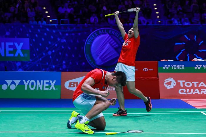 Pasangan ganda campuran Indonesia, Praveen Jordan/Melati Daeva Oktavianti, bereaksi setelah memastikan raihan gelar All England Open 2020 di Arena Birmingham, Inggris, Minggu (15/3/2020).